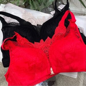 🌹Floral Secrets🌹 NWT Comfort Rose Rhinestone Accent Bras 3 Pack
Size 38C